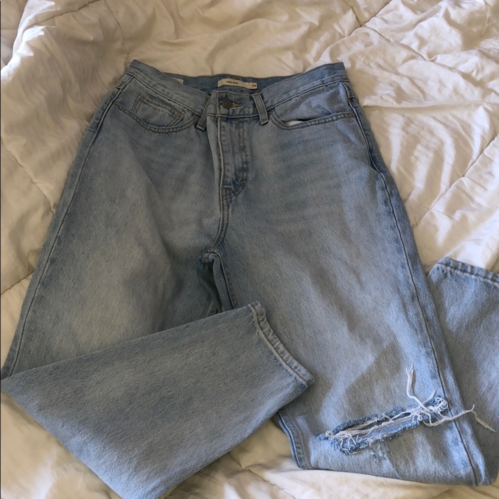 LEVI’S MOM JEANS